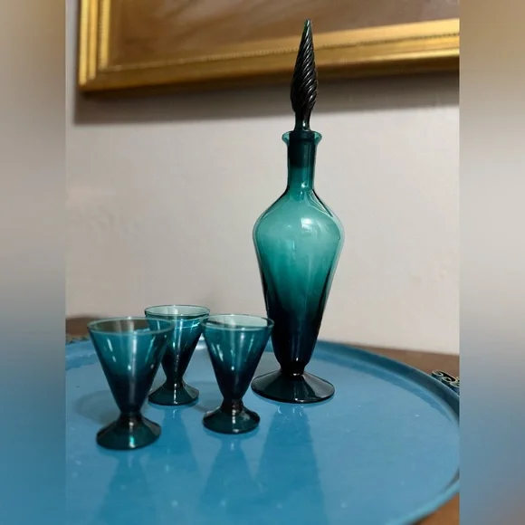 MCM Italian Empoli Teal Glass Genie Bottle Decanter w/ Stopper and 3 glasses - Picture 7 of 8